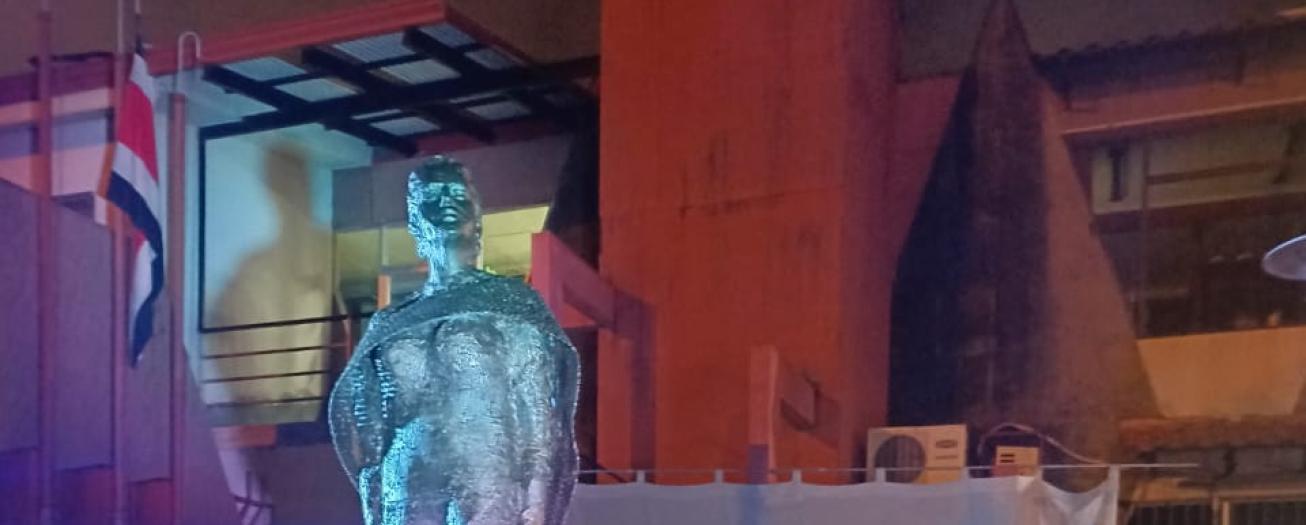 ACTO DE DEVELACIÓN DE LA ESCULTURA ´´MUJER MIRANDO AL NORTE´´ Y AGRADECIMIENTO AL ARQ. LUIS ALONSO RAMÍREZ R.