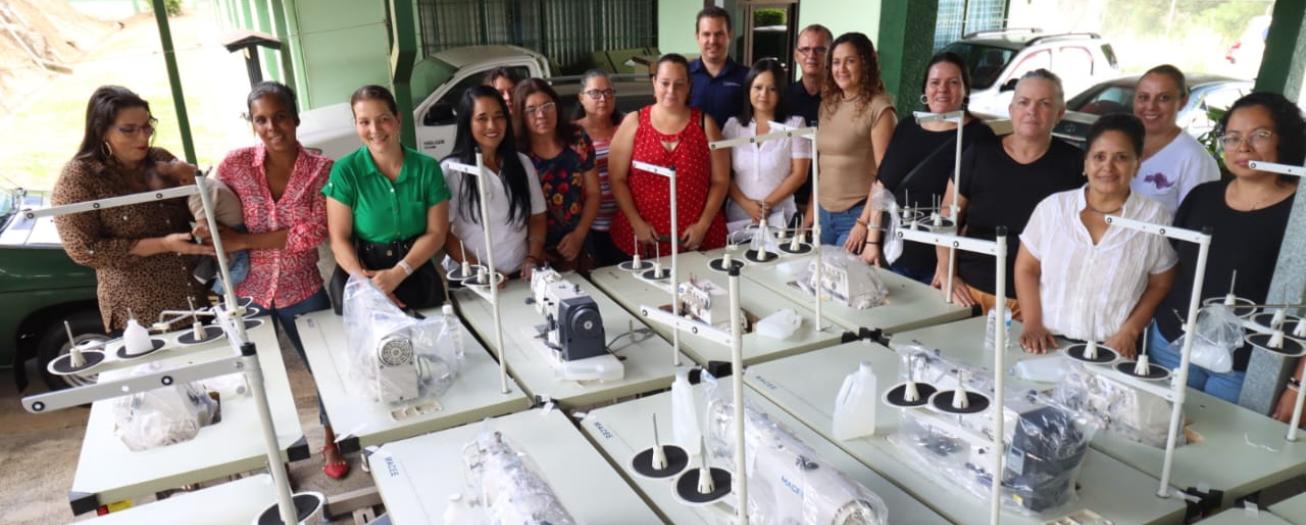 Emprendedoras de Grecia impulsarán sus pequeños negocios de costura con los equipos donados por el Inder 