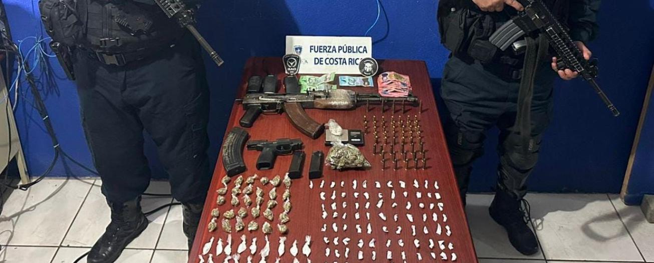 Intervención policial en sector de Los Pinos deja decomiso de armas, drogas y municiones 