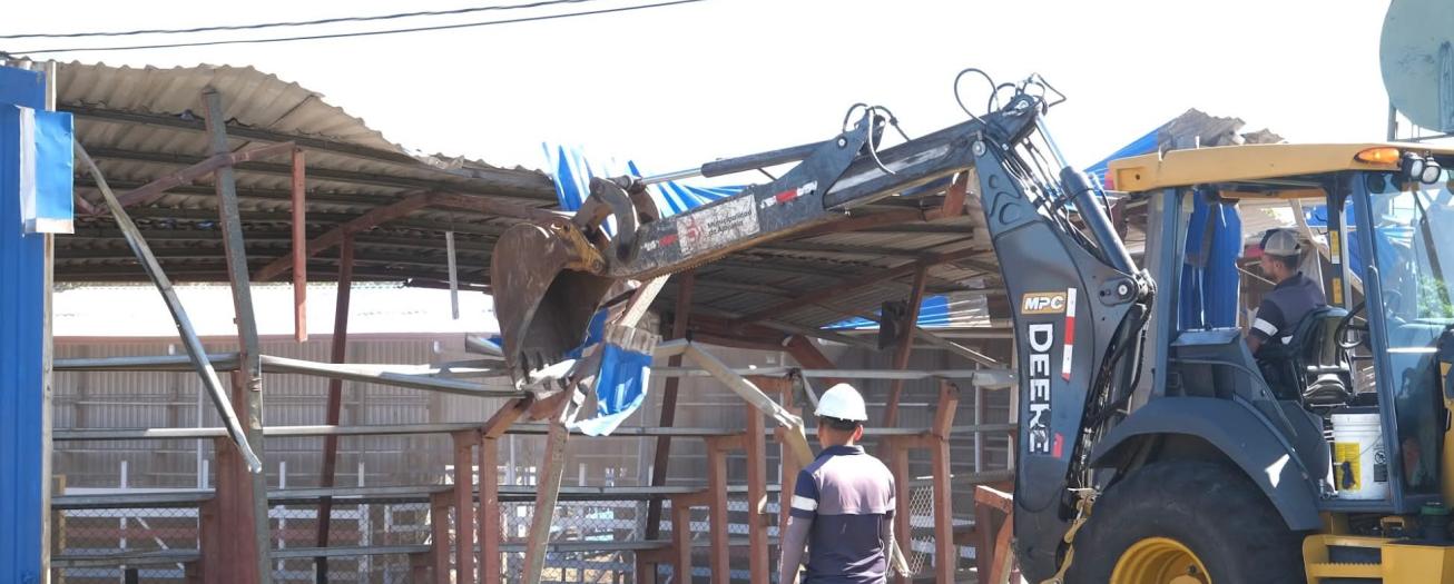 Municipalidad de Alajuela demuele redondel en Desamparados 