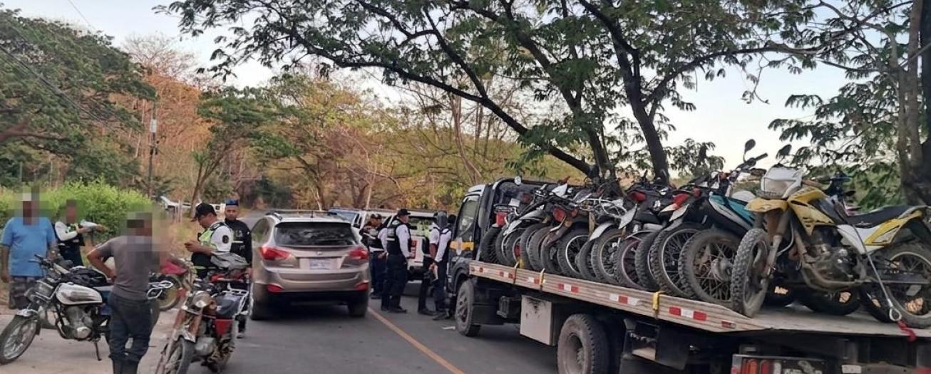 Autoridades policiales ponen orden en las calles de Nosara y decomisan 28 motocicletas