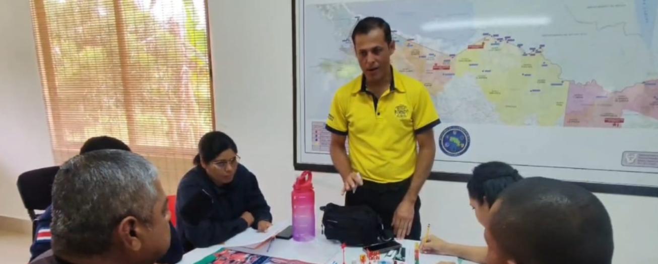 Bomberos capacitan a oficiales de la Fuerza Pública en manejo de materiales peligrosos