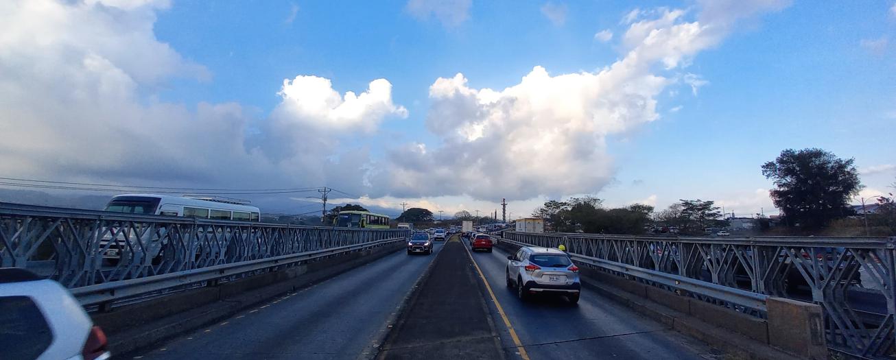 Nuevo puente armable y mejoras viales frente al Juan Santamaría ya están en servicio 