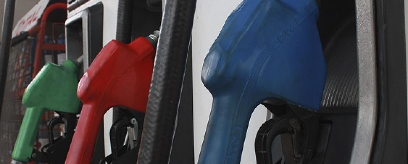 Firman iniciativa para rebajar precio de los combustibles