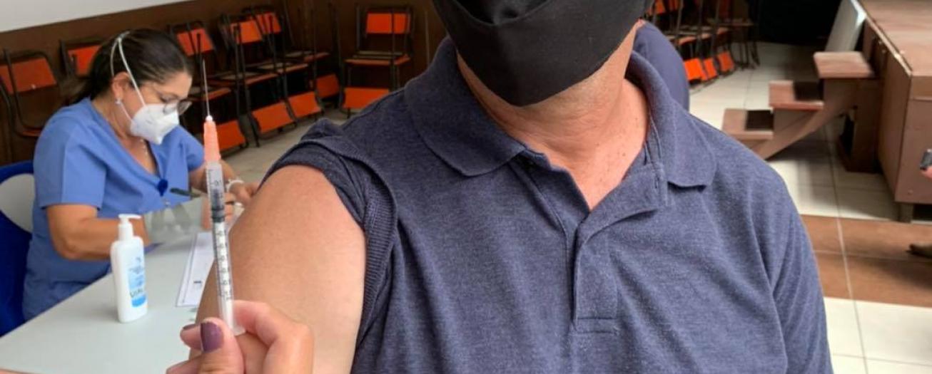 Reportes de efectos secundarios relacionados a vacunas COVID-19 solo se registran en 0,2% de población inmunizada