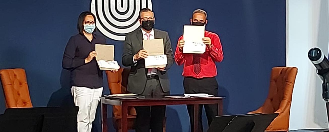 Correos de Costa Rica entrega a la UNED el matasellos conmemorativo al 45 aniversario