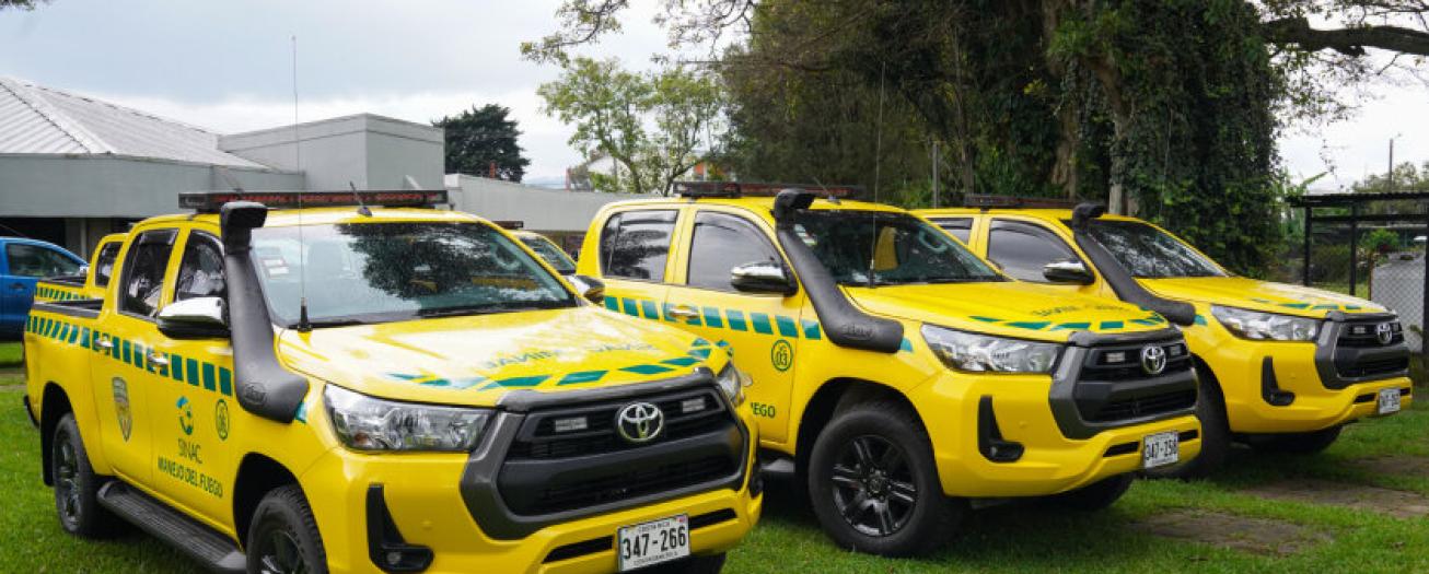 Gobierno recibe 11 vehículos diseñados para extinción de incendios forestales 