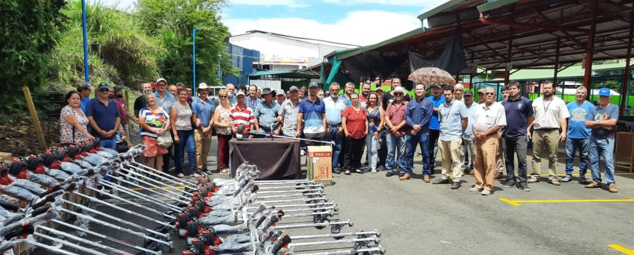 39 familias productoras de café y caña de azúcar de Alajuela recibieron equipos para su producción 