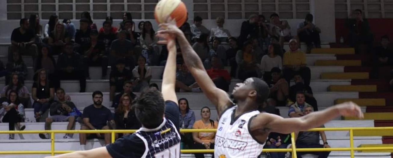 Grecia sólo compitió los dos primeros cuartos ante San Ramón