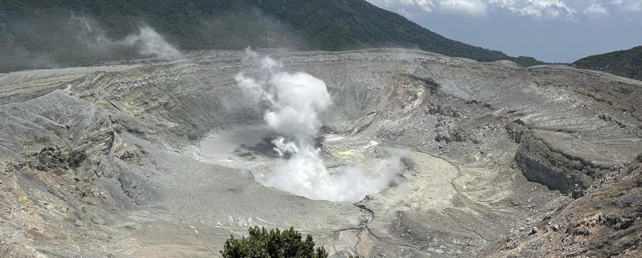 Ministerio de Salud alerta por aumento de caída ceniza y olor azufre del Volcán Poás