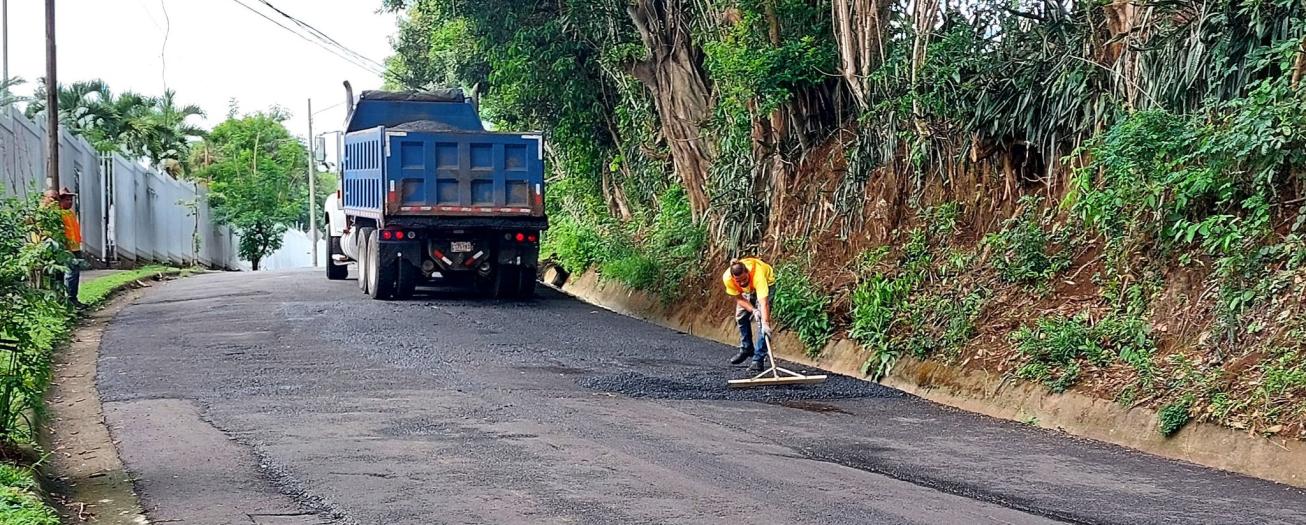 Municipalidad invierte más de ₡100 millones en bacheo de emergencia
