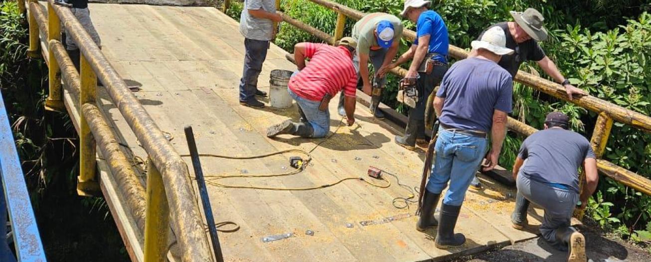 Colocan nuevos tablones en puentes de Toro Amarillo
