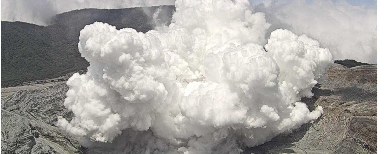 Salud alerta sobre caída de cenizas y gases del volcán Poás