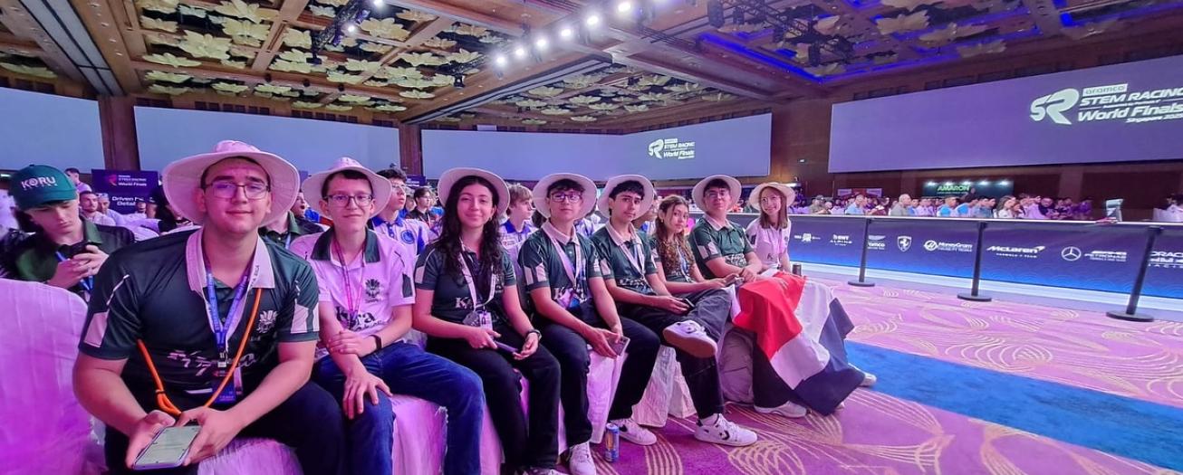 Dos griegas destacan en equipo ganador del  Amaron Sustainability Showcase de la Stem Racing World Finals (SRWF) 2025