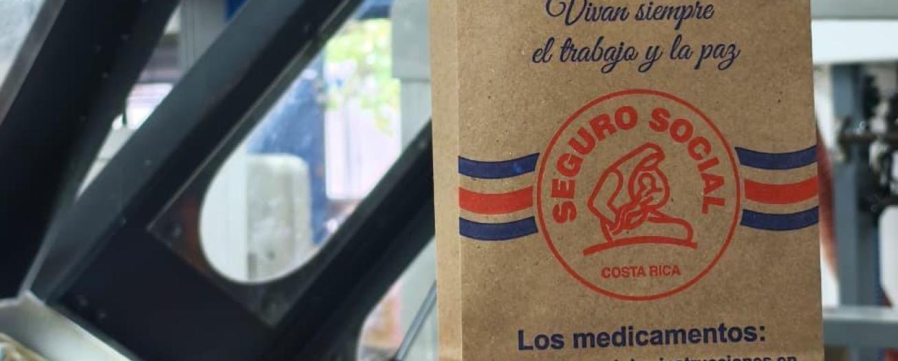 CCSS celebra independencia con bolsas decoradas para entrega de medicamentos