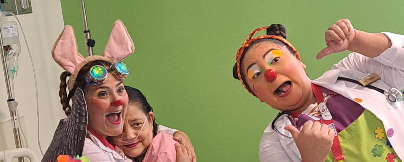 En el Día del Voluntariado doctores payasos se preparan para llevar la Navidad a pacientes hospitalizados