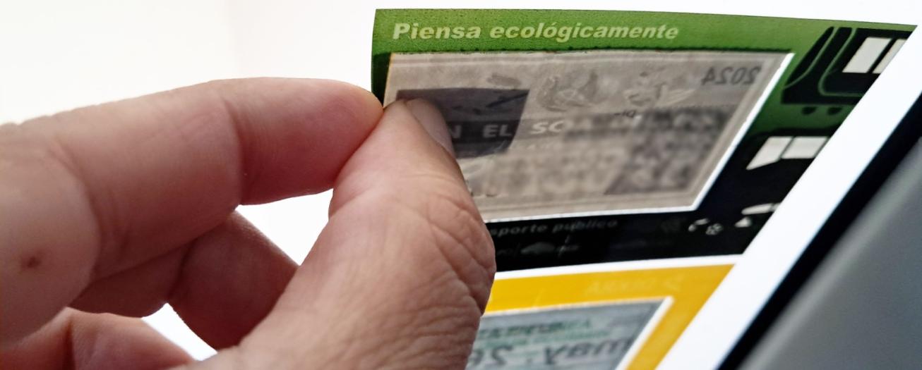 Quienes paguen el marchamo 2025 pueden quitar el adhesivo del 2024 y colocar el nuevo  