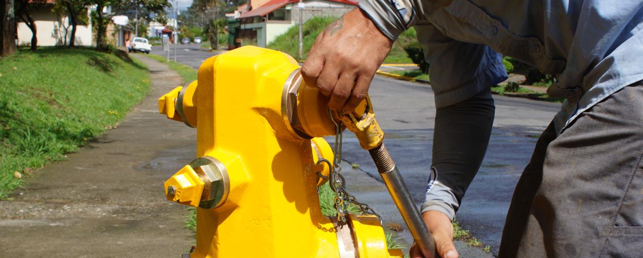 AyA refuerza seguridad con la instalación de hidrantes en Alajuela, Atenas y San Ramón 
