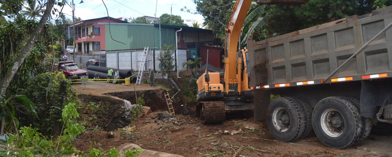 Municipalidad invierte alrededor de ¢100 millones en construcción de puente en Calle IMAS 