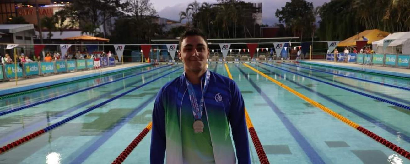 Neythan Alfaro logra oro y plata en natación paralímpica 