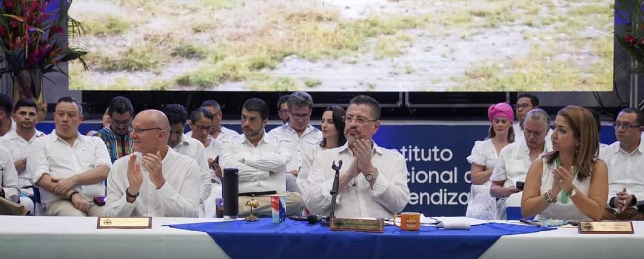 Autoridades de Gobierno firman decreto para la creación del Consejo Presidencial de inversión fuera del Gran Área Metropolitana