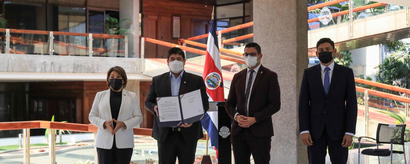  Firmado decreto que permite obtener permisos sanitarios de funcionamiento en un día