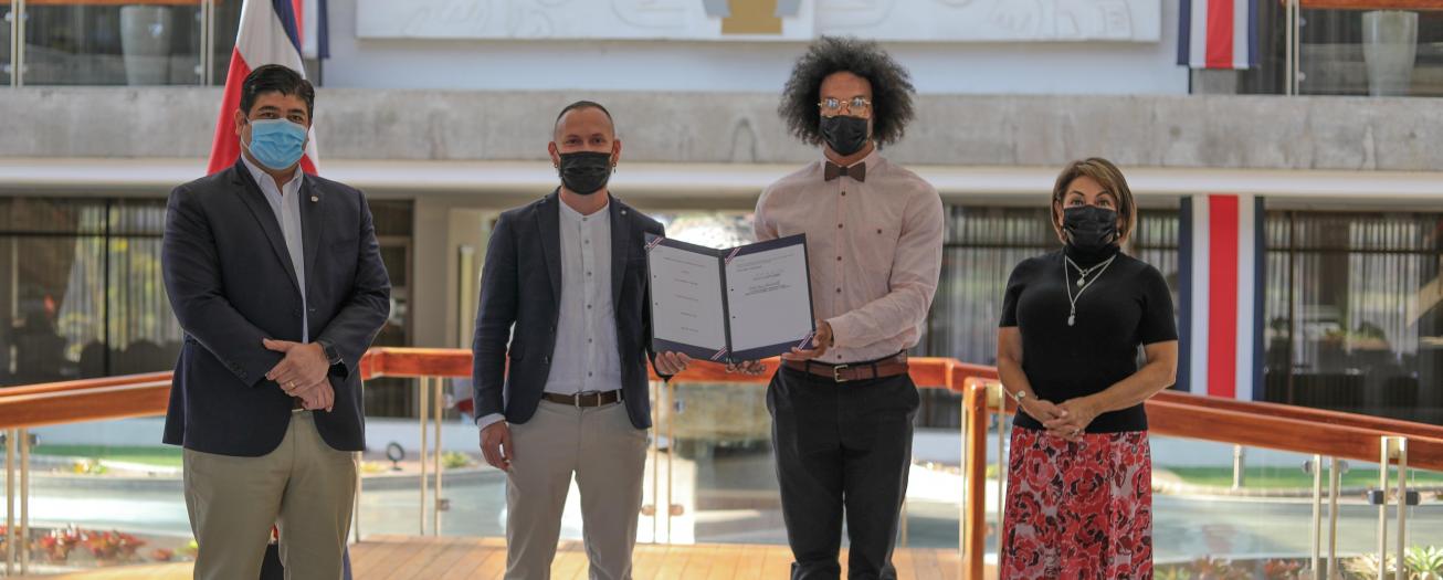 Presidente Alvarado firma  Ley de Comercio al Aire Libre