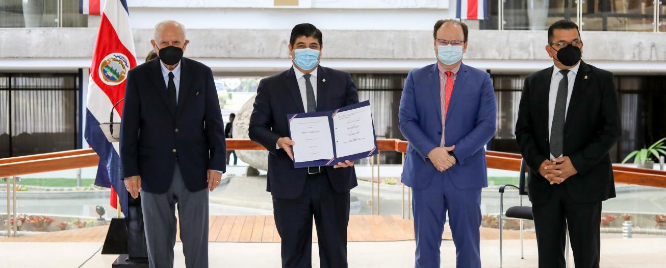 Presidente firma Ley de condonación de las deudas acumuladas relacionadas al pago del marchamo