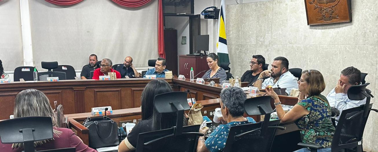 A puerta cerrada bajo el manto de la oscuridad