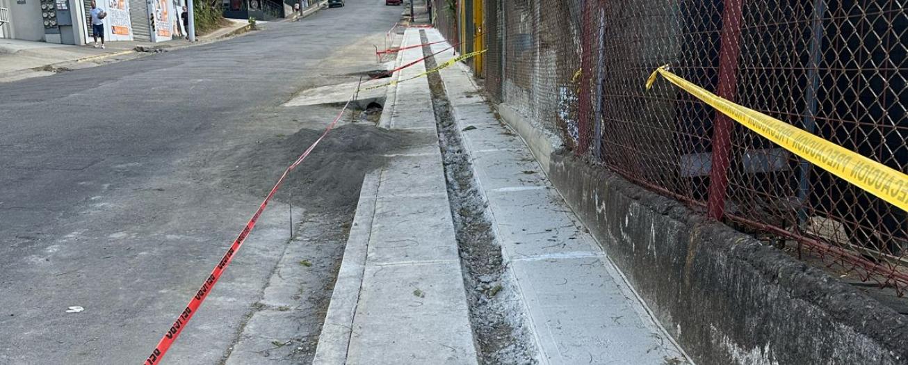 Por fin construyen nueva acera en Barrio Jiménez