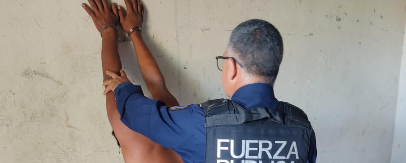 Fuerza Pública de Grecia detiene sujeto por herir con arma blanca a dos hombres 