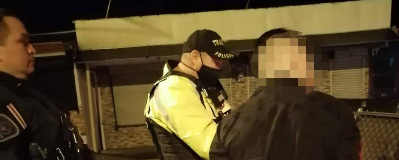 Fuerza Pública de Alajuela detiene a sospechoso de conducción temeraria, armado y con suma millonaria