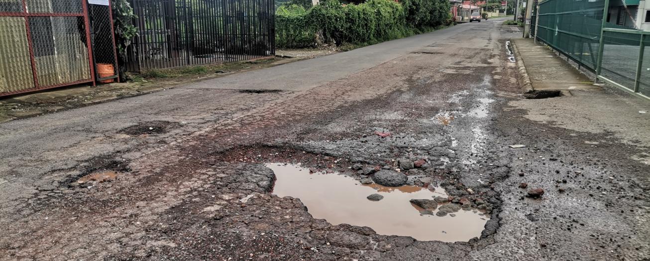 Vecinos de Poás se sienten burlados por el MOPT por pésimo bacheo de la Ruta Nacional 146