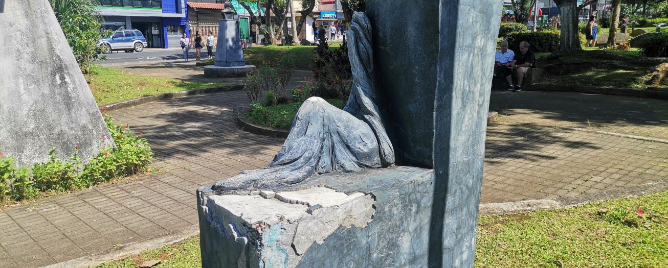Escultura en el parque central de Grecia víctima del vandalismo