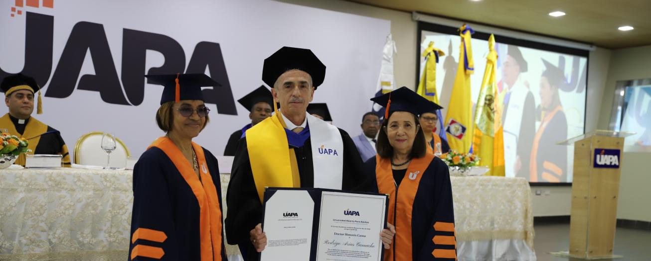 Rector de UNED recibe Doctorado Honoris Causa
