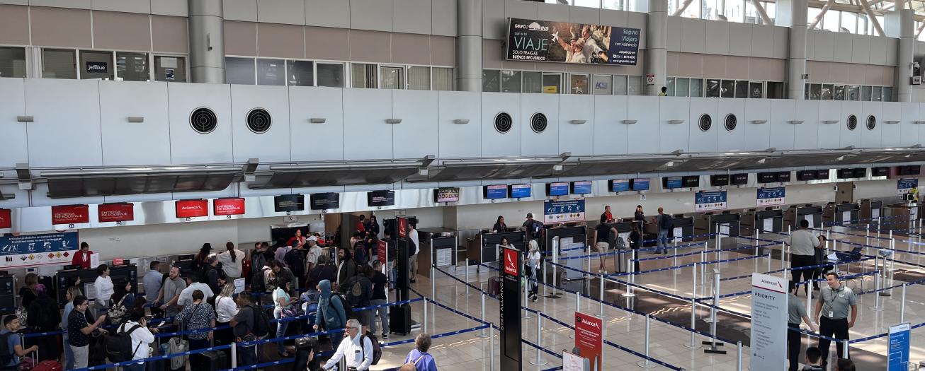 Acciones concretas redujeron tiempos de espera en el Juan Santamaría y Daniel Oduber 