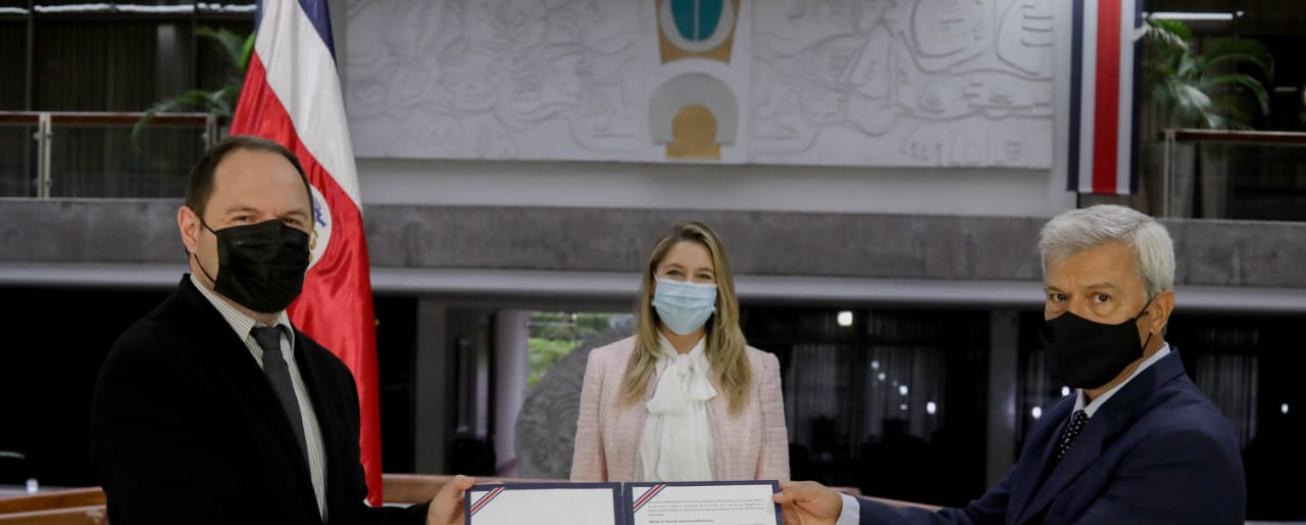 Conavi y AyA firman protocolo para coordinar intervenciones en carreteras