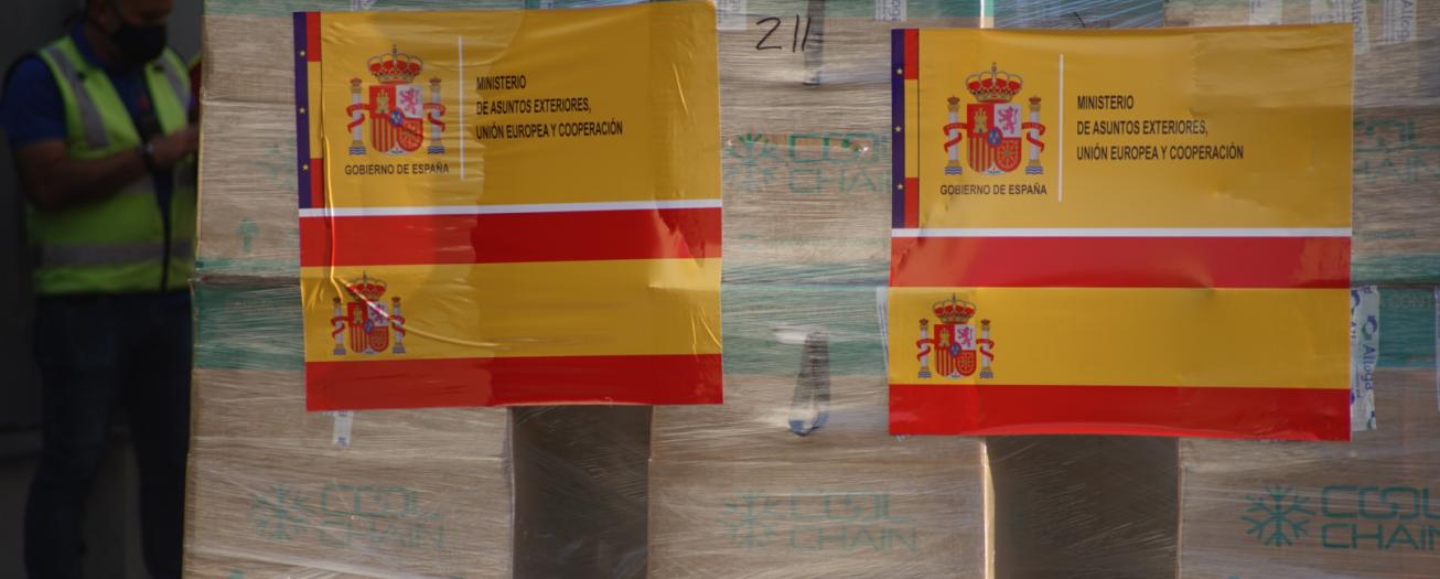 Ingresan 500 mil dosis de Moderna por donación bilateral de España