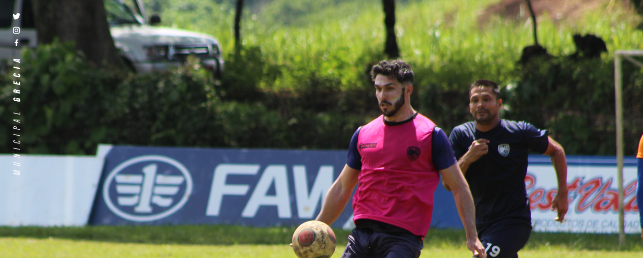 Grecia ficha a defensor central