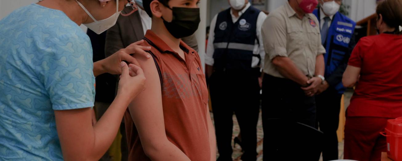 Vacunación contra COVID-19 es obligatoria para personas menores de 18 años    