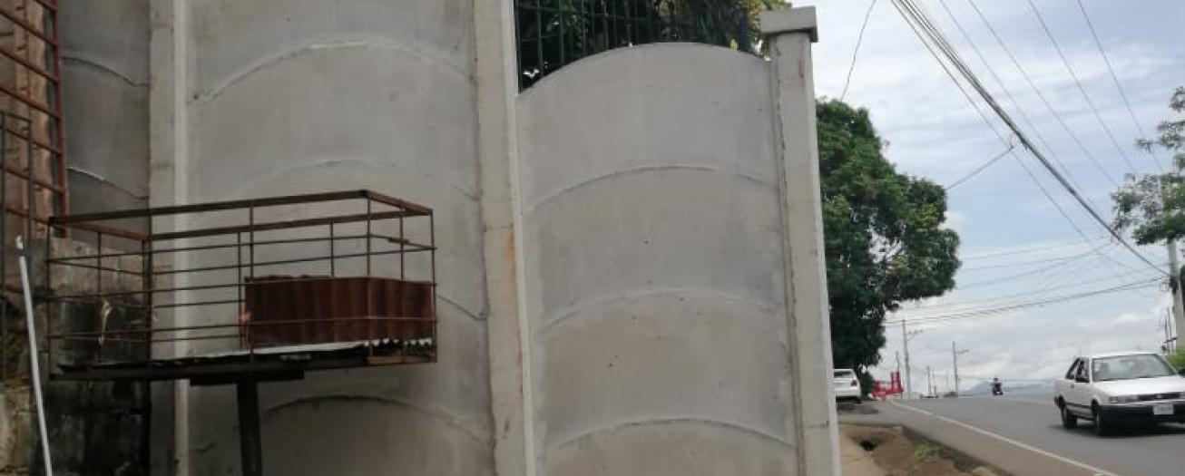 Construyen muro de baldosas violentando terreno público