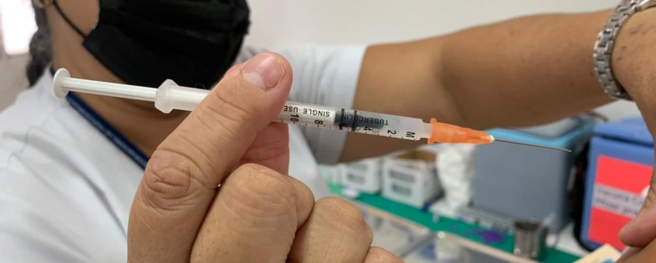 Vacunados contra COVID-19 sin síntomas no tendrán que enfrentar aislamiento si son contacto de positivo