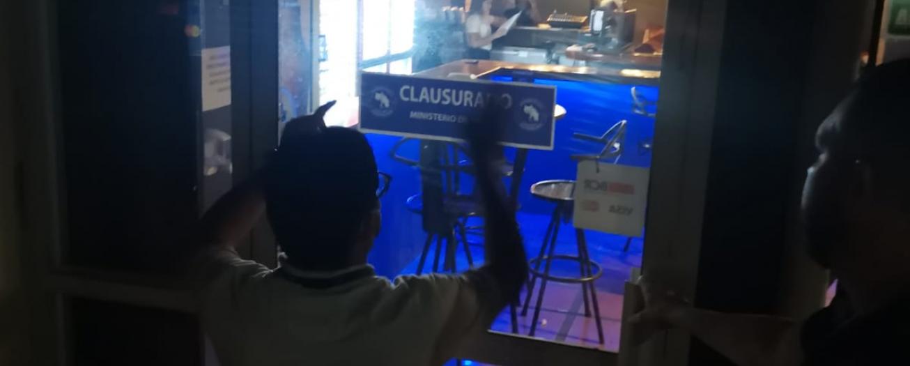 Fuerza Pública y Ministerio de Salud clausuran bar/restaurante en San Roque