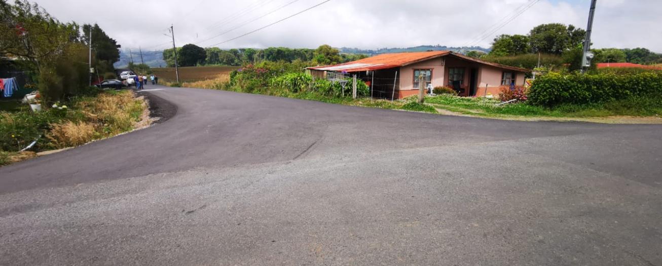 Asfaltado de camino reactiva producción en Pueblo Nuevo de Zarcero