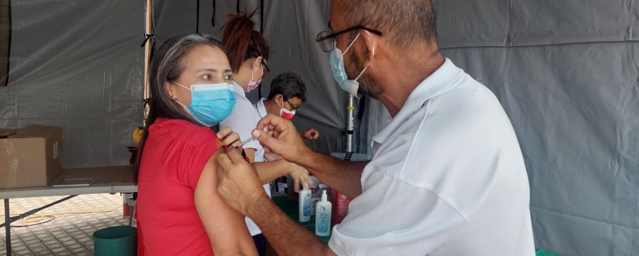 Salud publica nuevo lineamiento COVID-19: solo contactos con tres dosis de vacuna pueden evitar aislamiento 