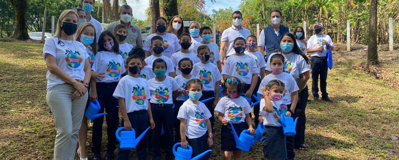 Autoridades celebran Día Mundial de la Salud con siembra de 120 árboles