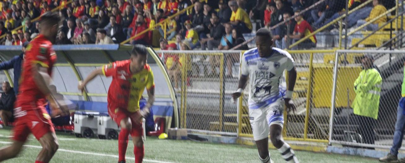 Heredia le gana caminando a Grecia