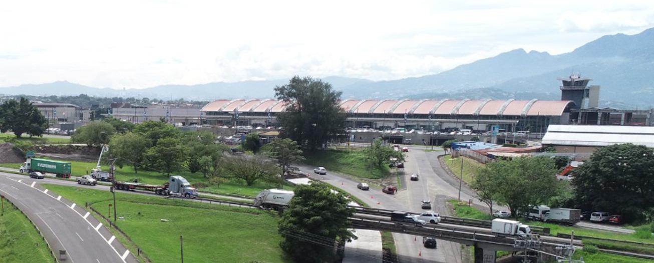 Inició colocación de puente modular para mejorar circulación frente al aeropuerto Juan Santamaría 