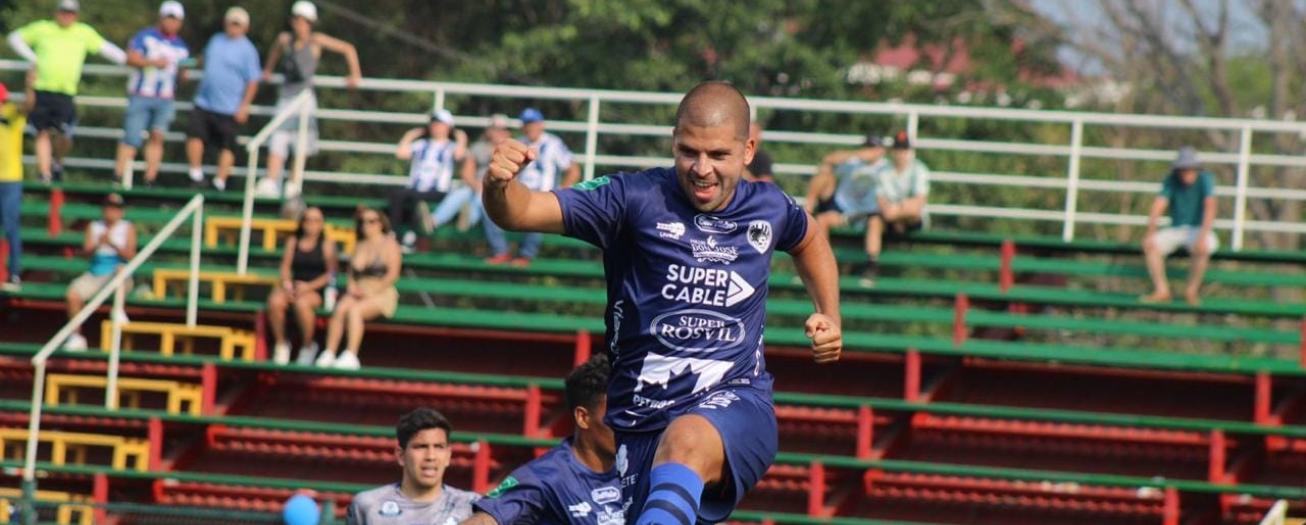 Grecia gana y recorta distancia en la lucha por no descender