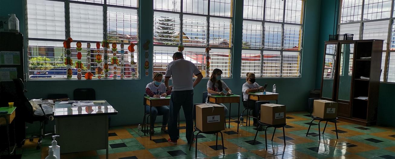 Miembros de mesa pueden usar signos alusivos al partido que representan 